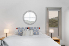 6 and 6a Oceanic Apartments